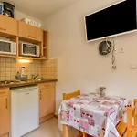 Les Lys Oranges Apartment